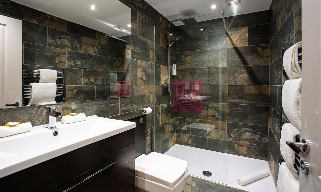 Kotel Windermere Exterior photo A shower enclosure