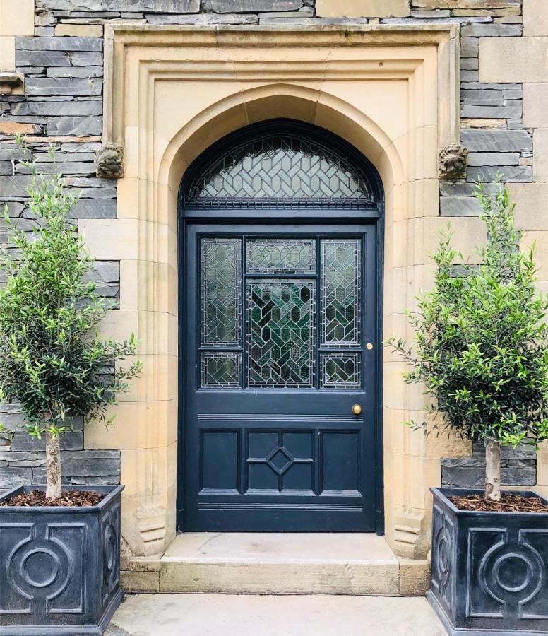Kotel Windermere Exterior photo The front door of 10 Downing Street