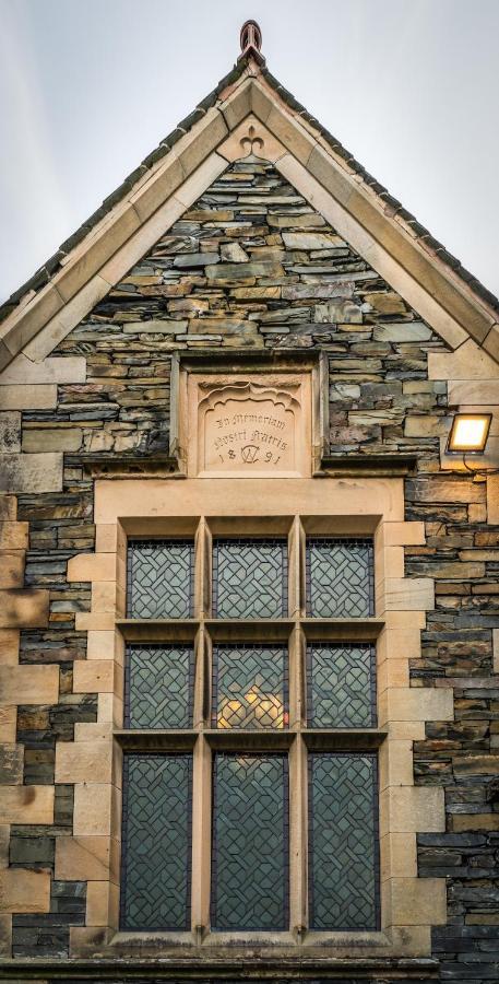 Kotel Windermere Exterior photo The 1901 date stone above the window of the main entrance