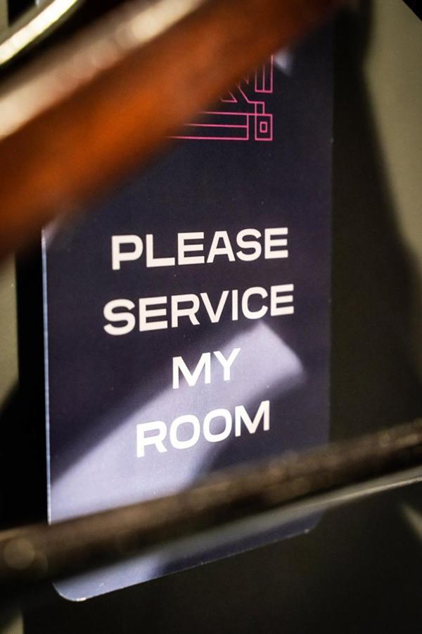 Kotel Windermere Exterior photo A room service sign